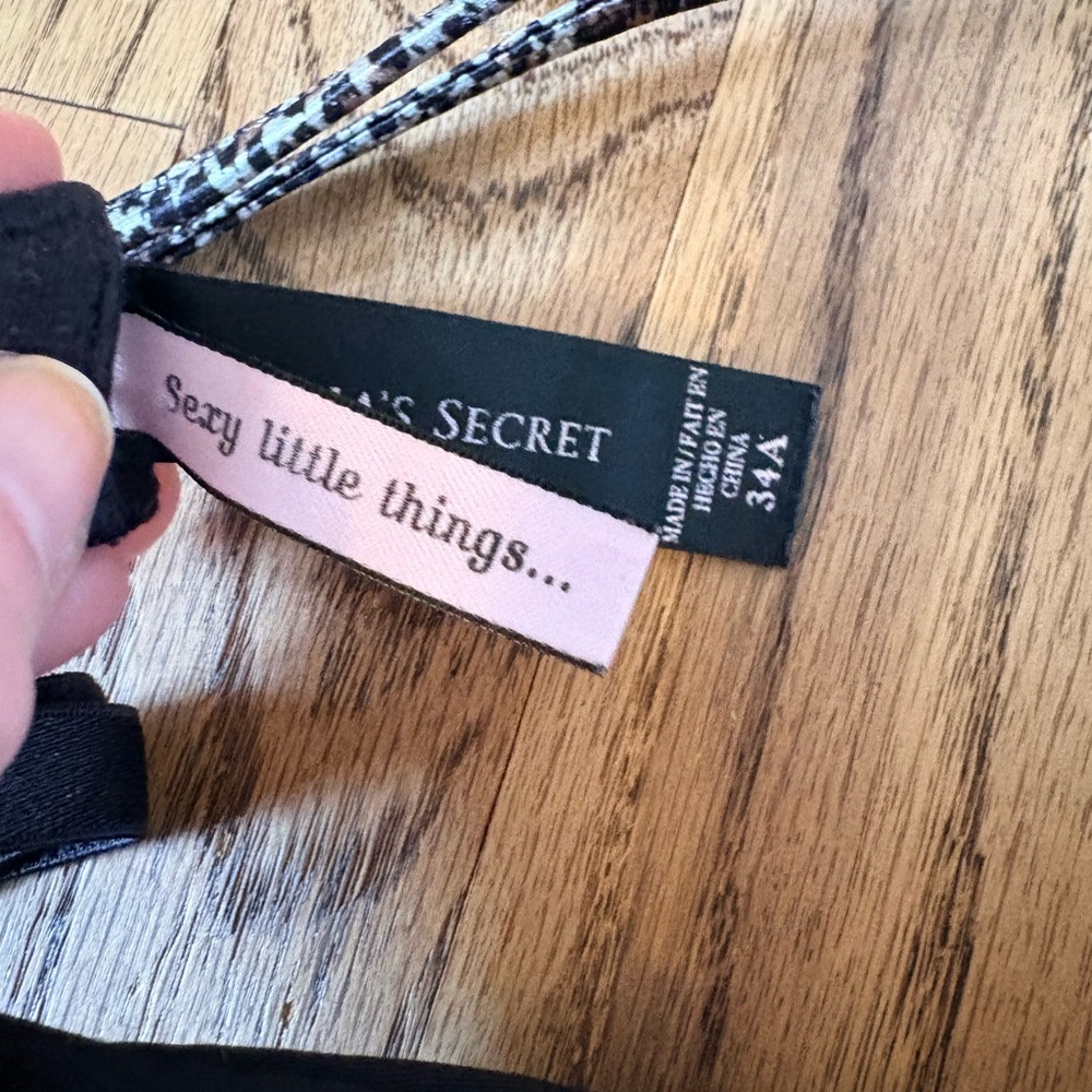 Victoria's Secret Black Bra with Leopard-Print Trim - Picture 2 of 3